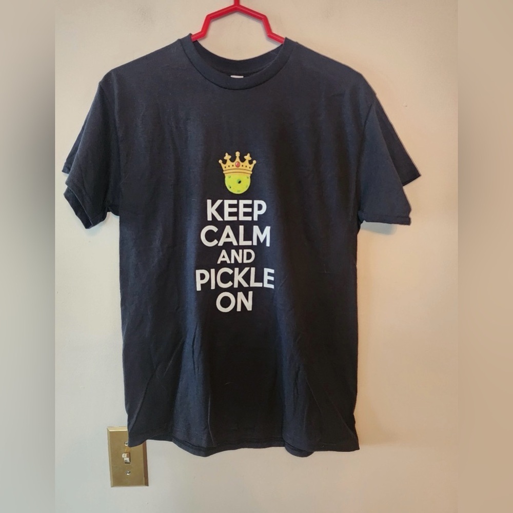 Black funny graphic t-shirt keep calm and pickle on size mens medium